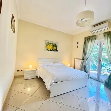 Short-lets D33, Part Of The House Is Available For Short-term In Center Apartment *